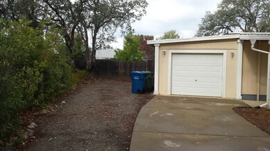 Side of gar to backyard