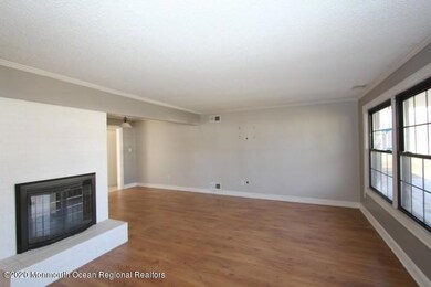 351-724335 Living Room (17)
