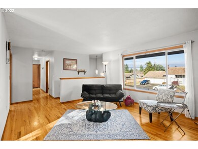 Living Room/Entrance