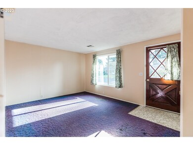 Living Room/Entrance