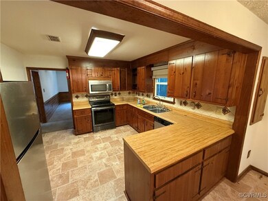 Kitchen with backsplash, kitchen peninsula, sink,