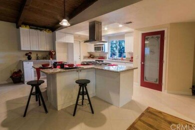 GREAT ISLAND LOTS OF COUNTER SPACE 
