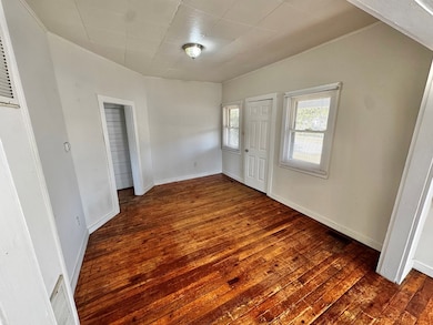 1109 W Tennessee Ave, Crewe, VA 23930 - photo 3