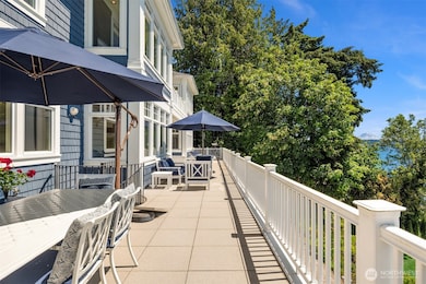 8233 W Mercer Way, Mercer Island, WA 98040 - photo 4