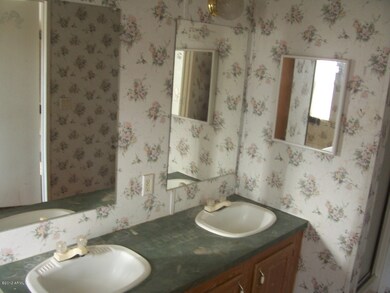 Dbl vanity in master bath