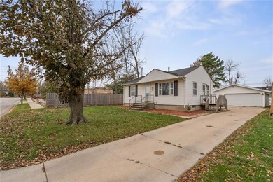 733 31st St SE, Cedar Rapids, IA 52403 - photo 2