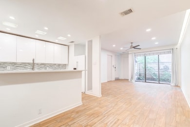 2829 Timmons Ln unit 167, Houston, TX 77027 - photo 2