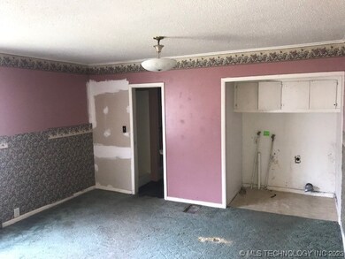 Bed 1 additional room with laundry