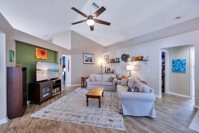 8218 Carriage Pointe Dr, Gibsonton, FL 33534 - photo 4