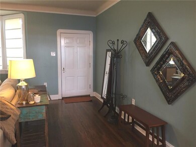 ENTRANCEWAY/FOYER/LIVING
