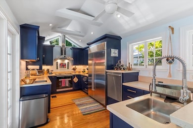 What a stylish kitchen!