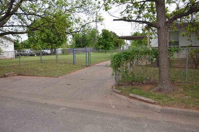 1221 33rd St, Wichita Falls, TX 76302 - photo 4