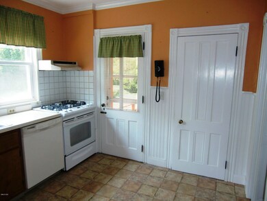 Eat-in kitchen