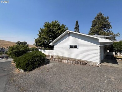 215 N Gilmore St, Heppner, OR 97836 - photo 3