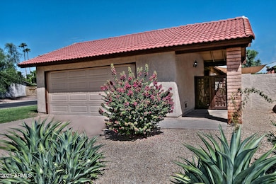 5202 E Tamblo Dr Phoenix AZ-large-002-02