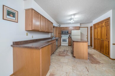 6432_Maple_Leaf_Ave_04