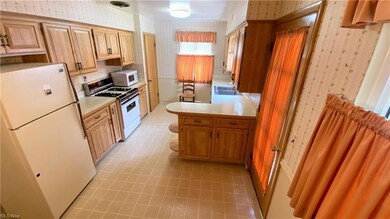 Eat-in kitchen