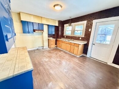 866 Vankirk St unit 1, Clairton, PA 15025 - photo 4