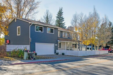 1 950 Maple Way Exterior