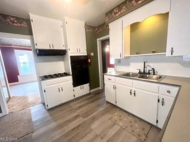 Eat-in kitchen
