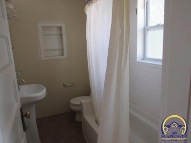 1725 SW 3rd St, Topeka, KS 66606 - photo 4