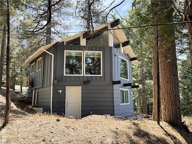 30904 Live Oak Dr, Running Springs, CA 92382 - photo 4