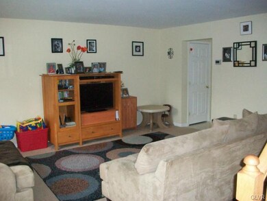 621 Abbe Ct, Freemansburg, PA 18017 - photo 3