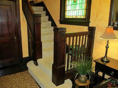 Entry/Foyer.