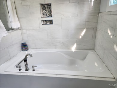 primary suite tub