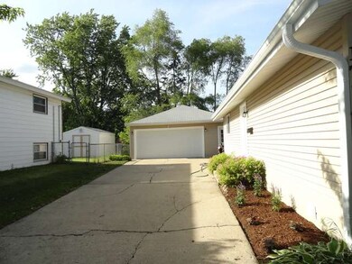 1714 Queens Ct, Carpentersville, IL 60110 - photo 3