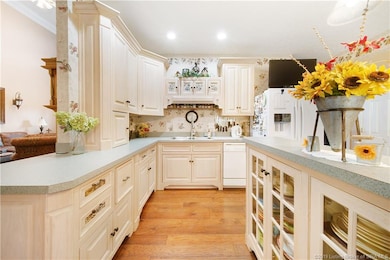 ENJOY TIME WITH FAMILY AND GUESTS IN THIS SPACIOUS