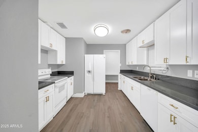 7039 N 15th St-12