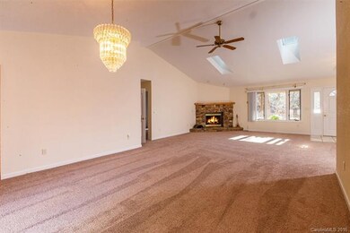 Spacious Living area with Vaulted Ceiling, Skyligh