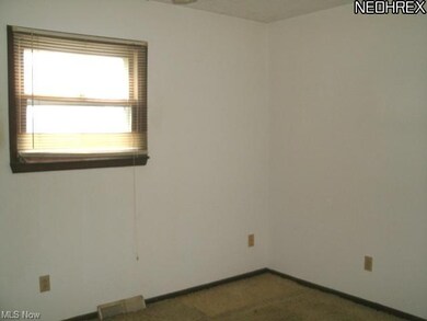 MASTER BEDROOM-FRONT MIDDLE