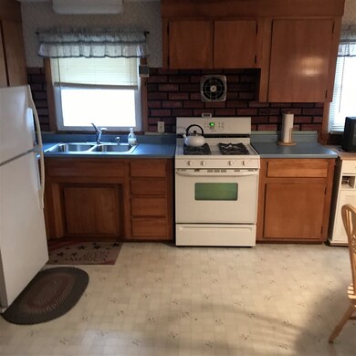 9 Burns St, Nashua, NH 03064 - photo 2