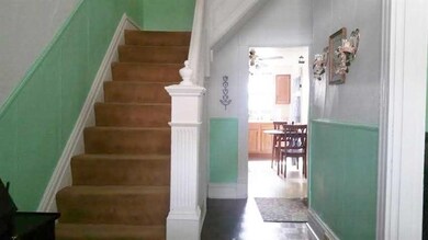 Entry/Foyer.