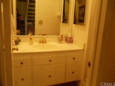 Downstairs 1/2 bathroom