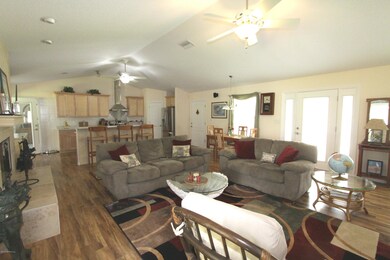 Large open floor plan (2)