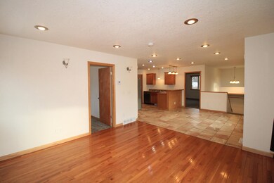 601 14th St SE, Minot, ND 58701 - photo 5