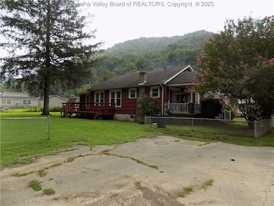 205 Luke St, Hugheston, WV 25110 - photo 3