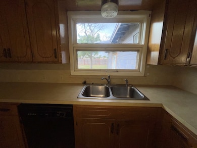 306 Laurel Dr, Winters, TX 79567 - photo 5