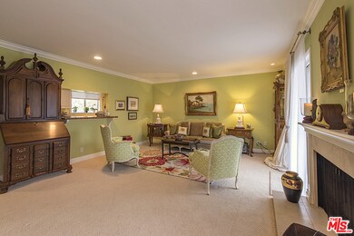 Livingroom w/fireplace