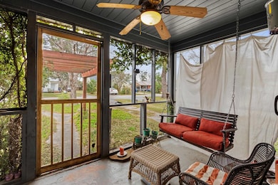 Sunroom / solarium with ceiling fan