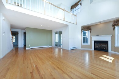 46 Sig lvng rm to balcony