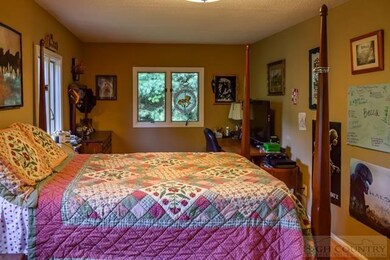 Second spacious bedroom