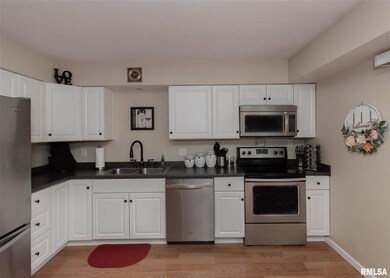 2611 W 37th St, Davenport, IA 52806 - photo 5