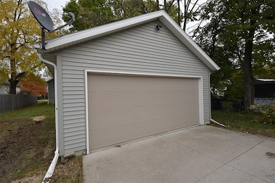 528 9th St SW, Cedar Rapids, IA 52404 - photo 3