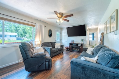 915 Maplecrest Drive 6 Livingroom out to