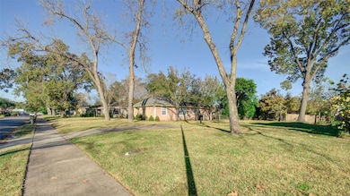 1730 Bayram Dr, Houston, TX 77055 - photo 4