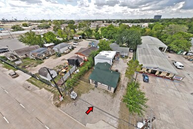 Road Frontage for your Parking Needs, all enclosed!